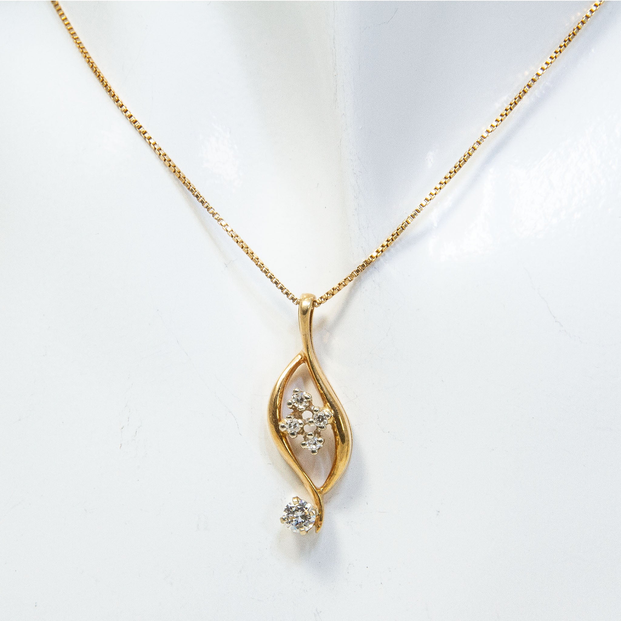 14k Yellow Gold Diamond Swirl Pendant Necklace (0.45 CTW) - 15" - Pre-Owned Main image