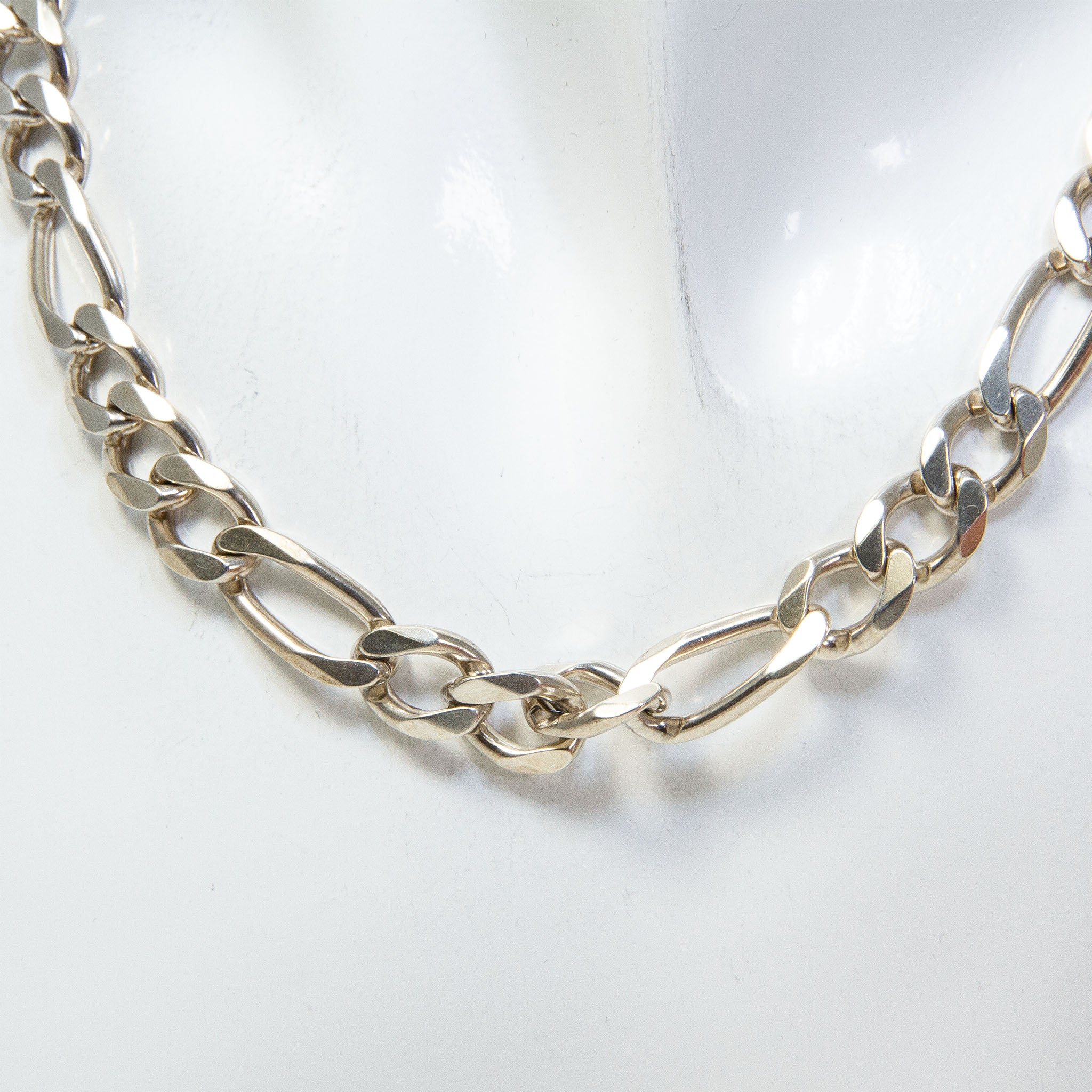 22" Substantial 925 Sterling Silver Figaro Chain Necklace - 72g Main image