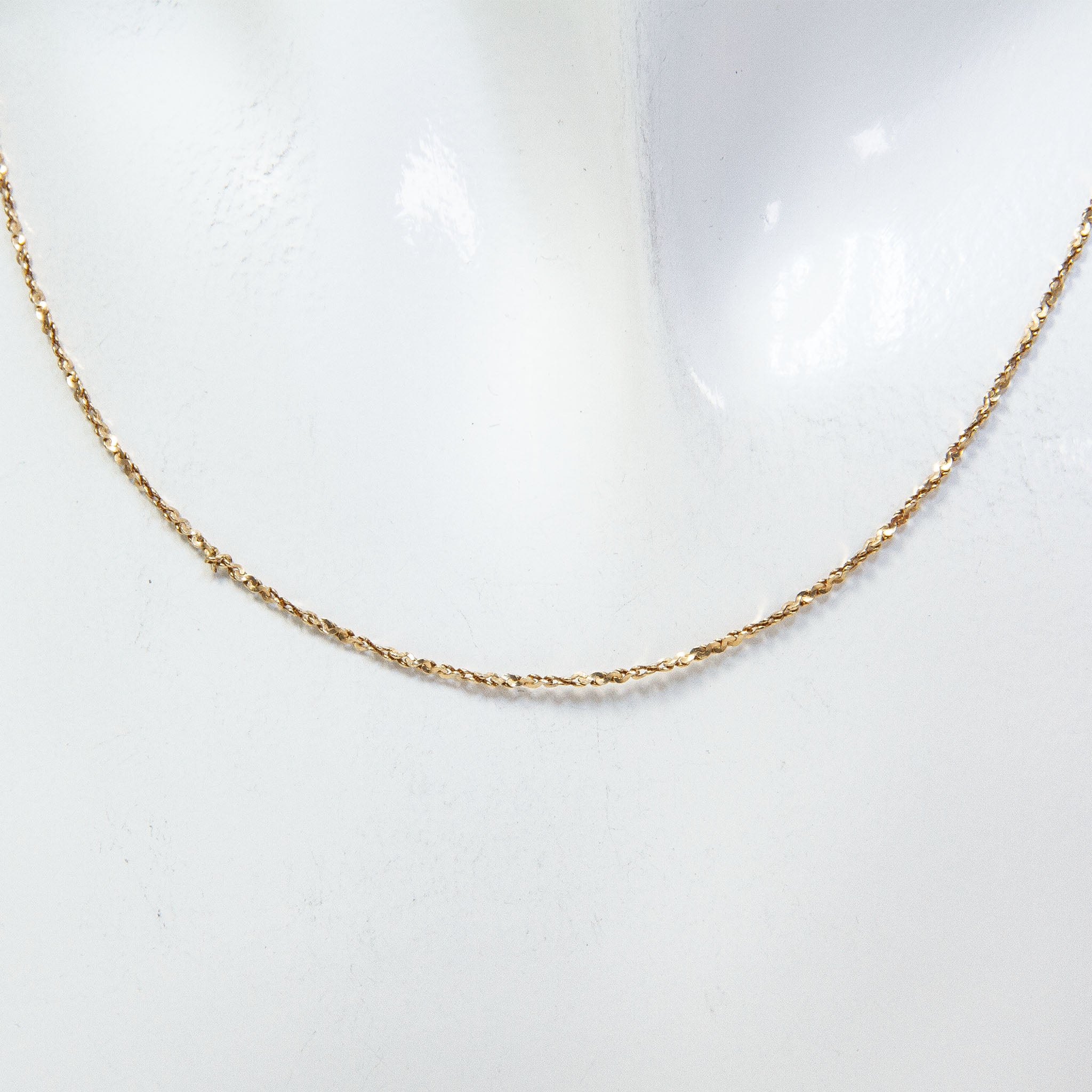 Shimmering 16" 10K Yellow Gold Twisted Serpentine Chain Necklace - 2.40g Main image