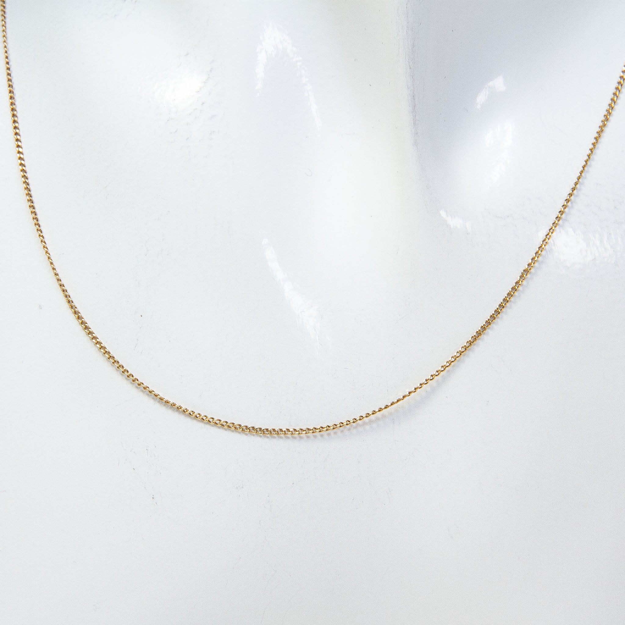 Classic 26" 10K Yellow Gold Fine Curb Chain Necklace - 2.33g Main image