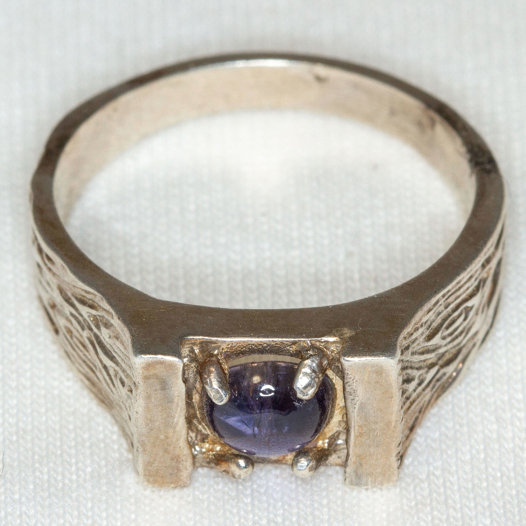 925 Sterling Silver Textured Ring with 5mm Purple Cabochon - Size 9.75 Main image