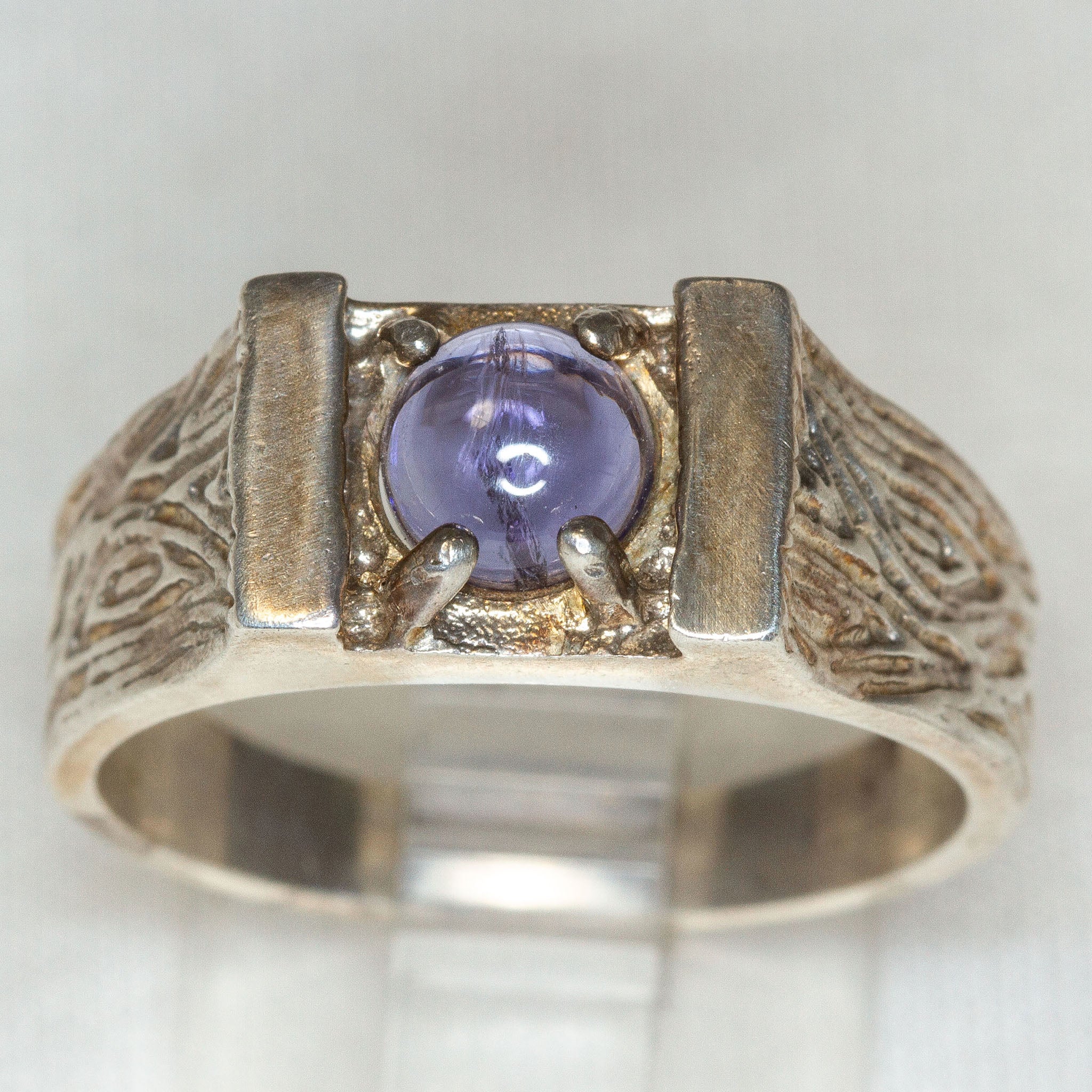925 Sterling Silver Textured Ring with 5mm Purple Cabochon - Size 9.75