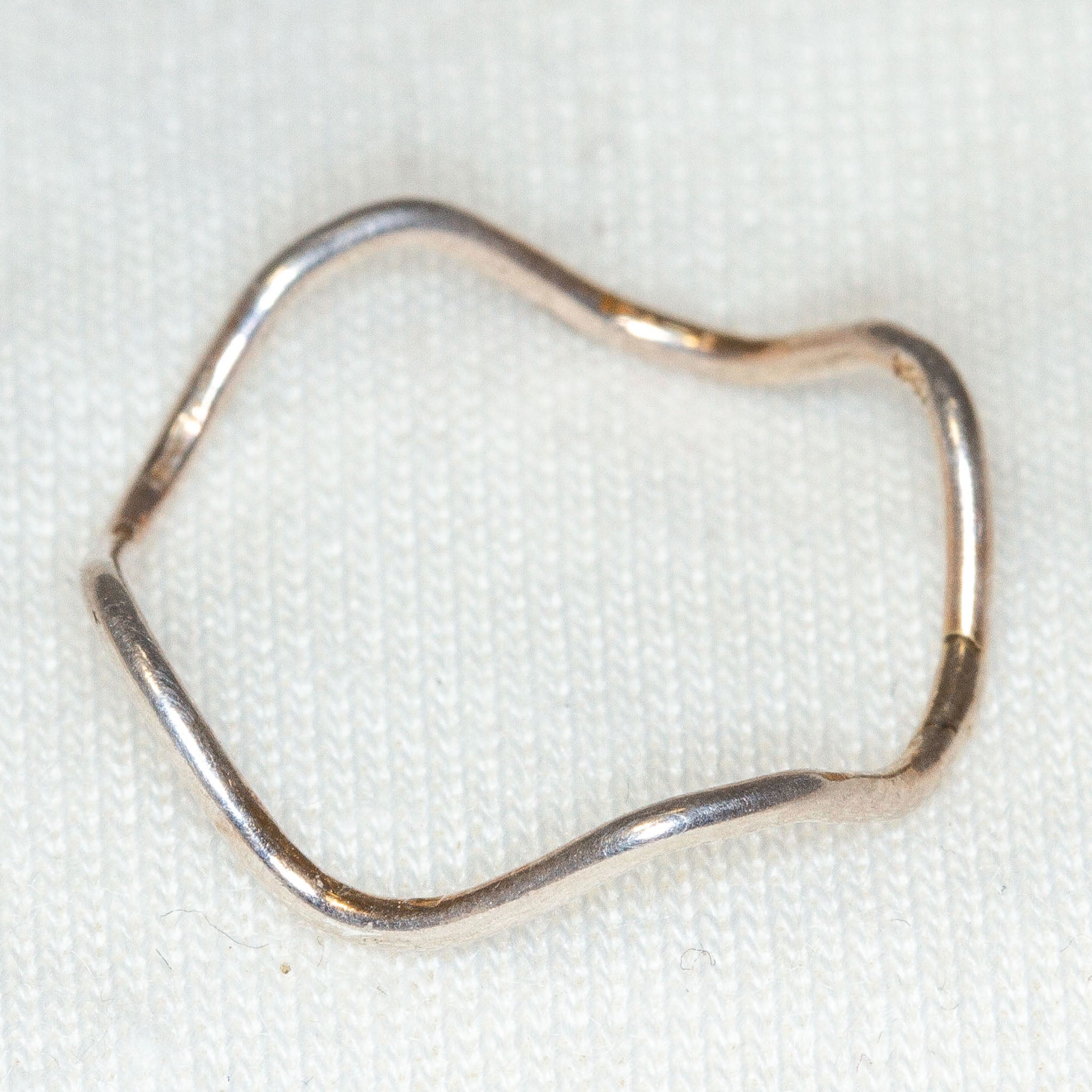 C26925 Sterling Silver Wavy Stacking Ring - Minimalist Undulating Band, Size 4.5