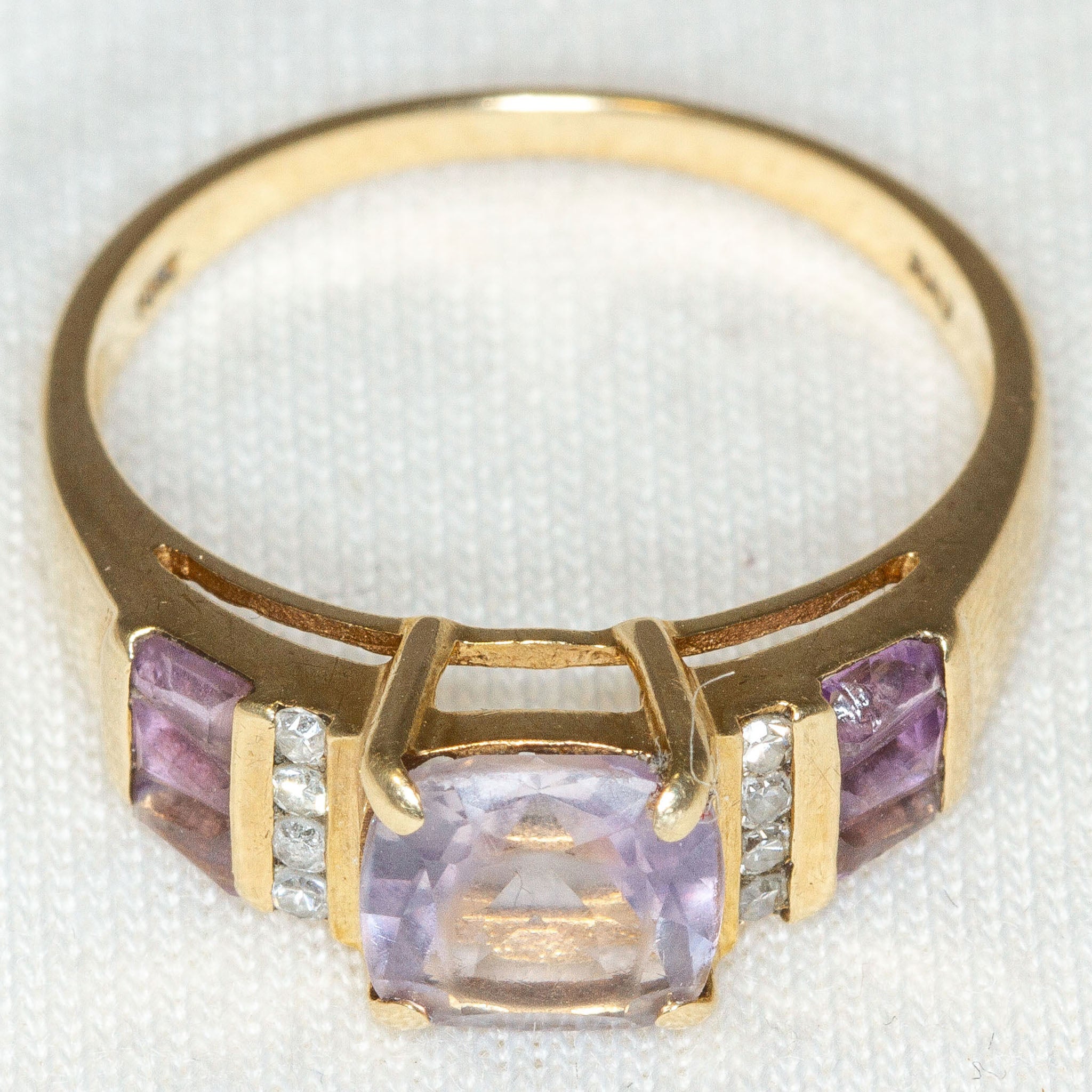 Vintage 10K Yellow Gold Cushion-Cut Amethyst & Diamond Accent Ring - Size 7