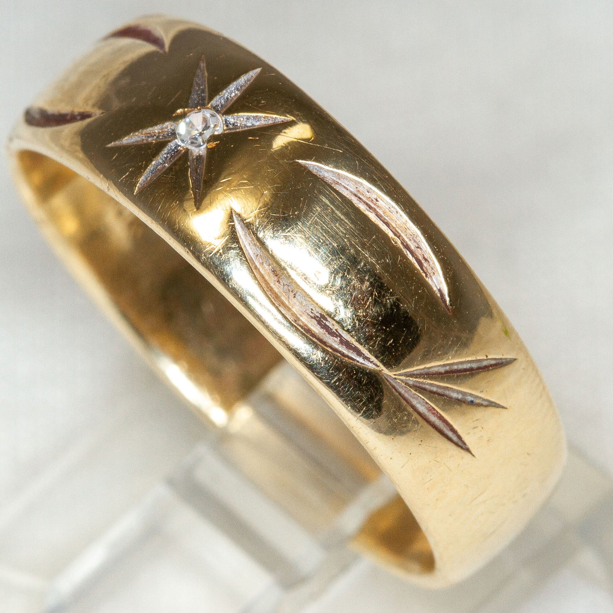 10K Yellow Gold Star-Set Diamond Engraved Band - 7mm, Size 10