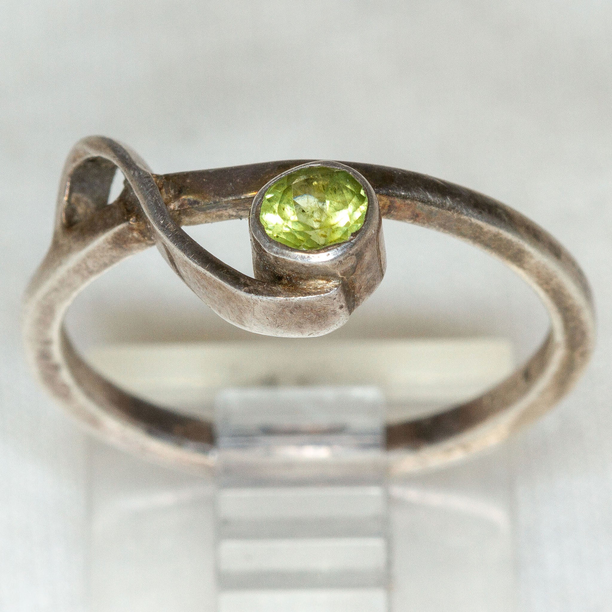925 Sterling Silver Bezel-Set Peridot Ring - Size 7