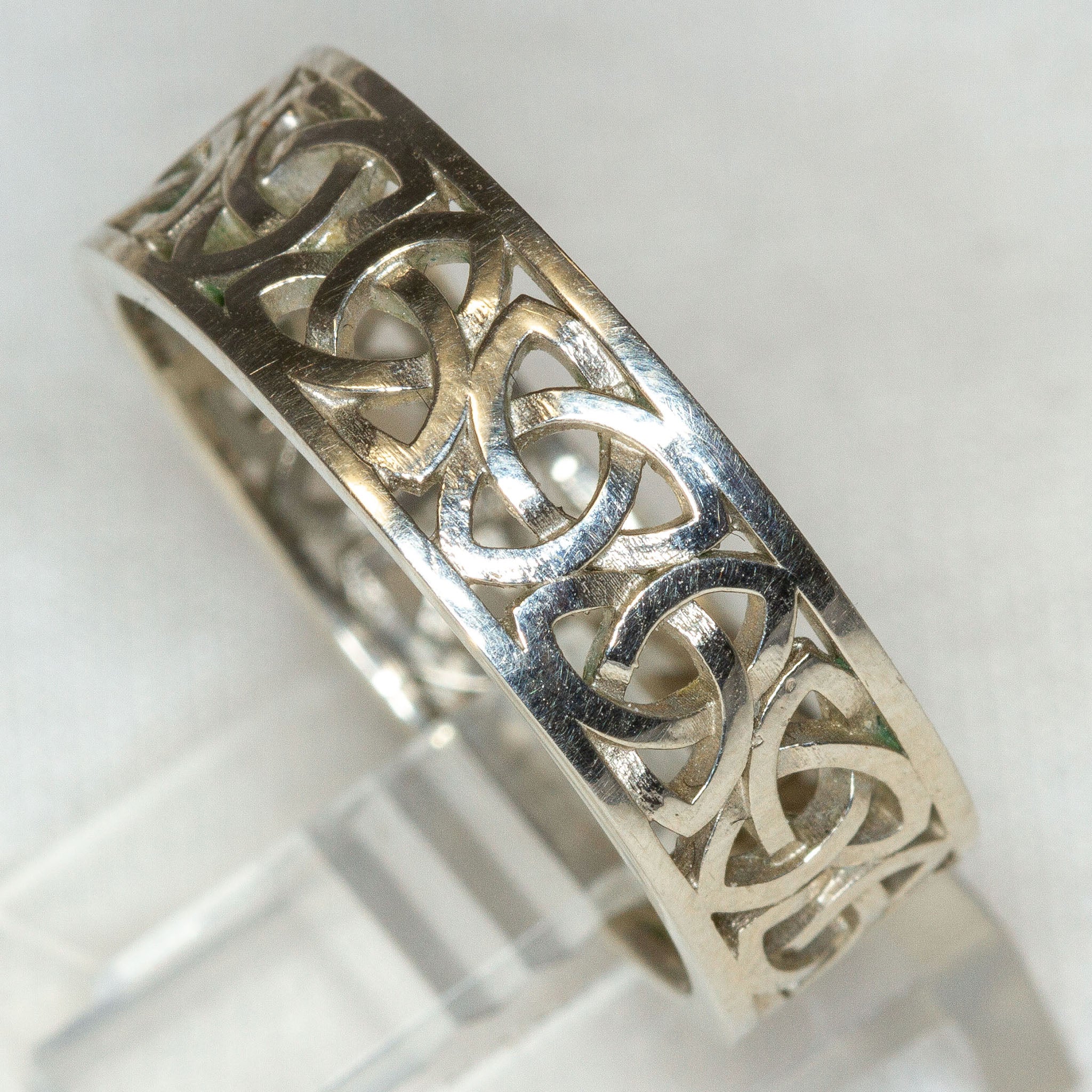 10k White Gold Celtic Knot Band - Size 9