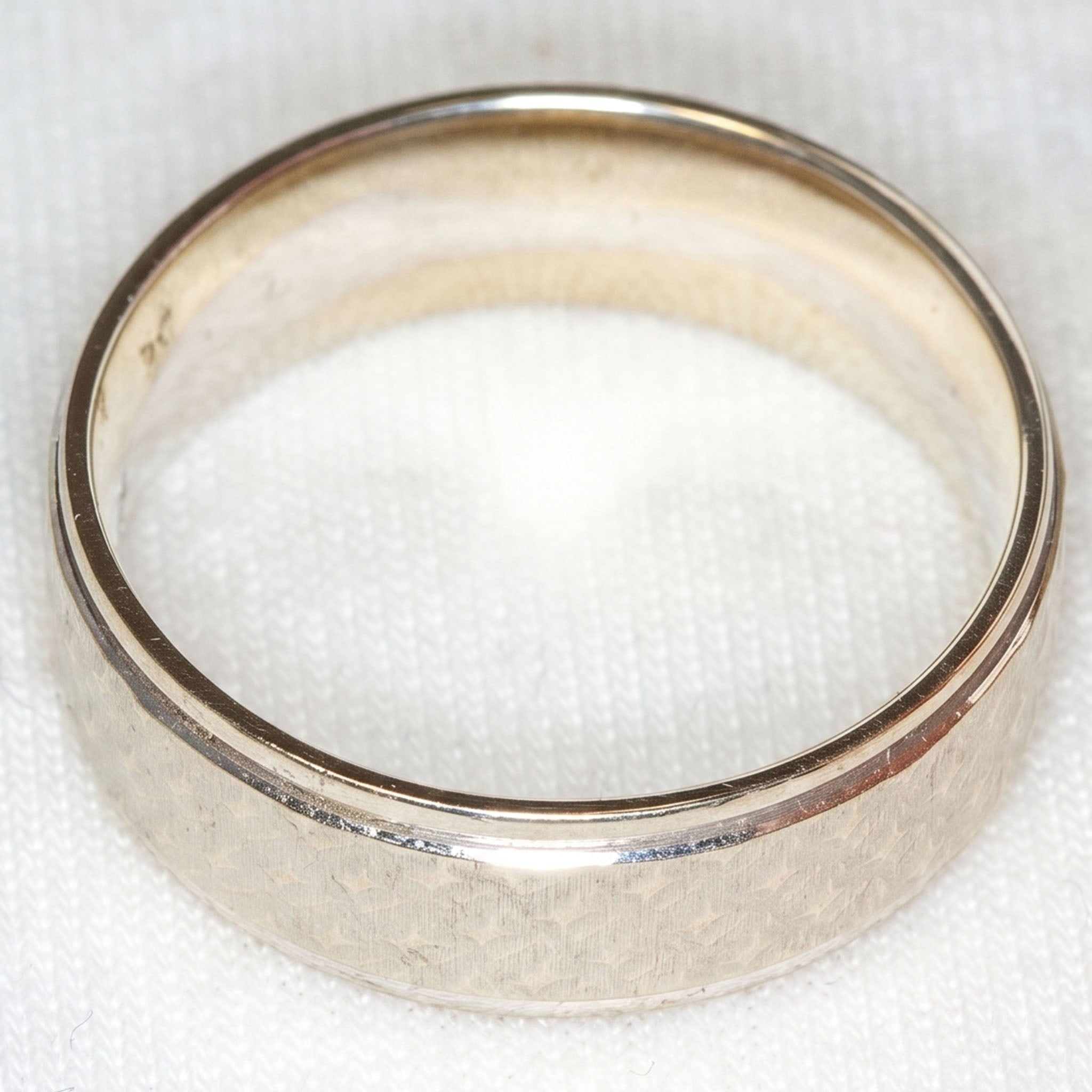 10k White Gold Textured Band