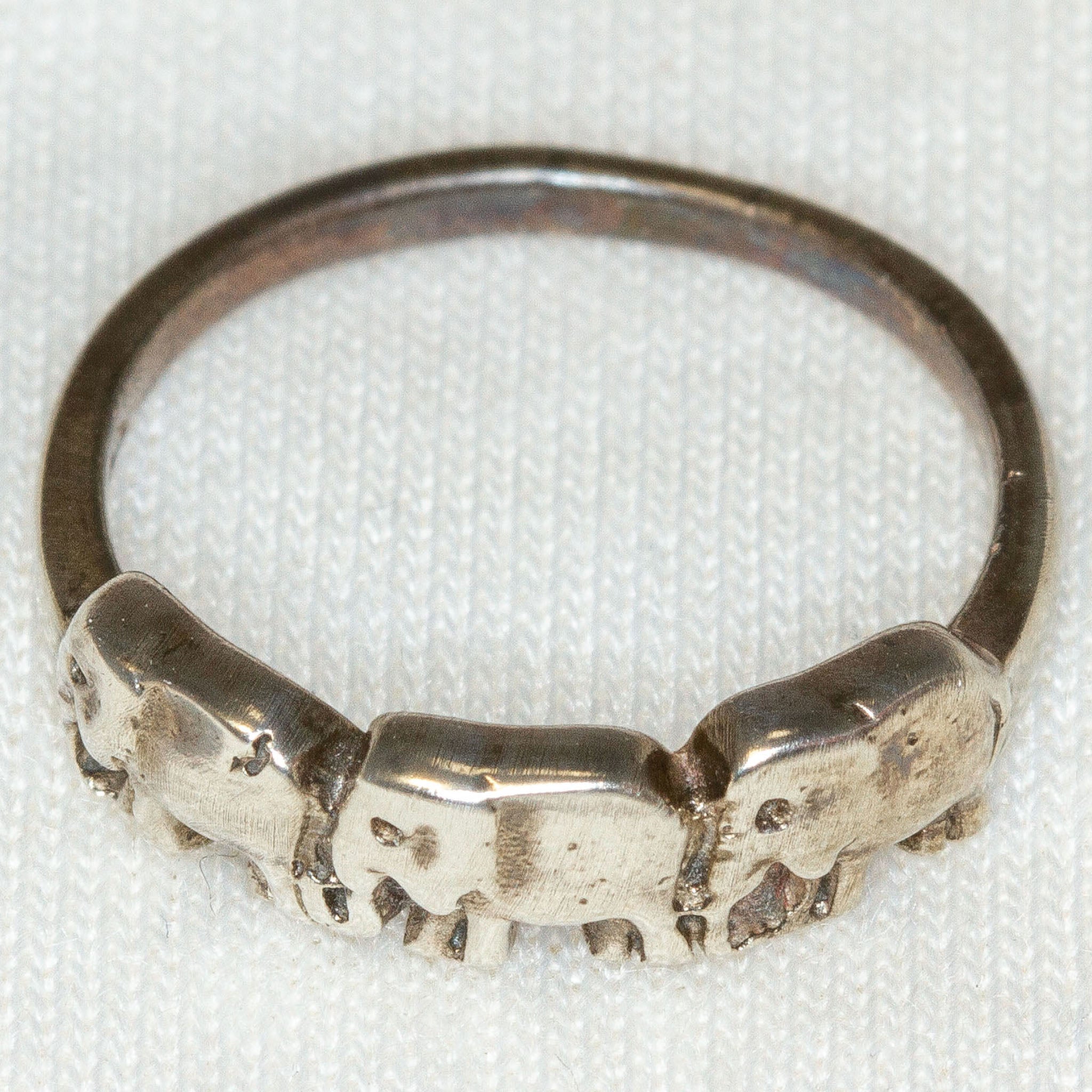 925 Sterling Silver Elephant Parade Ring - Size 3.5