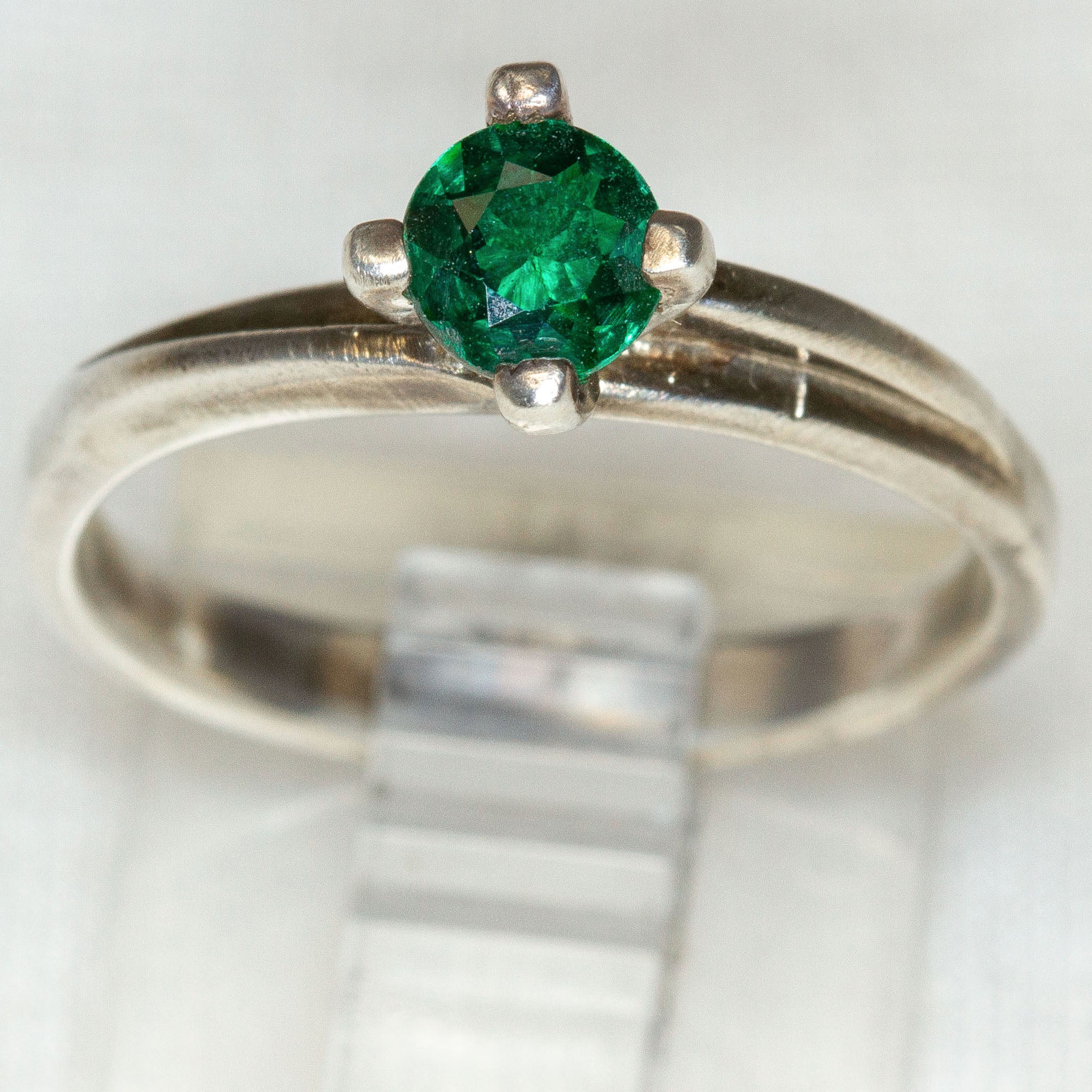 925 Silver Solitaire Synthetic Emerald Ring - Size 6.75